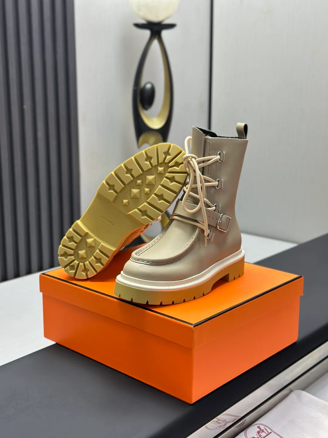 👟👟Ex-factory price 820👟👟 Hermes Martin boots fe new arrival~ Autumn and winter new Bouncing Martin boots casual shoes, the most comfortable shoes from Hermès, no one else⃣️, very light on the feet and good-looking, you will not feel tired when you go shopping and running around👍 The cowhide stitching feels good, very beautiful and versatile, very light and comfortable Hermès GD9321 is perfect for both sports and leisure. It feels great when you step on it! ✔️Fabric: Imported cowhide ✔️Inner lining: Imported silk sheepskin for lining insoles ✔️Outsole: Seamless combination of IP+TPU (multi-color letters) German technology irradiation machine ✔️Size: #35-40 code 🎁Top quality, simultaneous full set of packaging